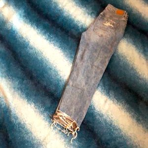 I’m selling jeans from American eagle with rips and it’s new with tags